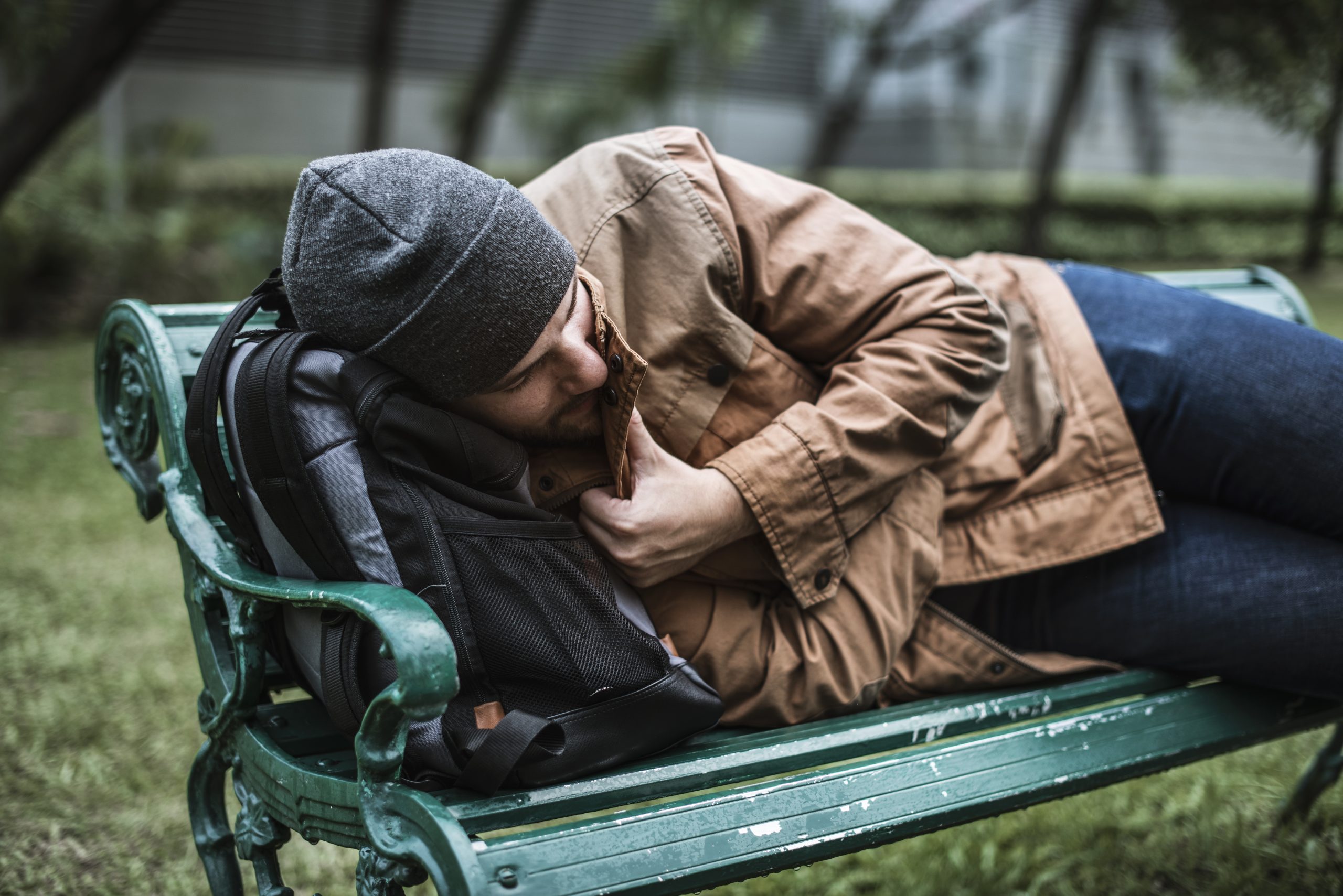 Obdachloser auf Parkbank - Notschlafstellen Angebote können hier eine Unterstützung sein